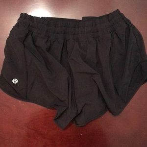 lululemon hotty hot 2.5” shorts